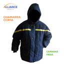 Chamarra corta Alliance Safety, disponible en tela tiburón (nylon, repelente a agua) o gabardina. Protege del frío al usuario que trabaja en cámaras frías, refrigeradores, congeladores y áreas con baja temperatura.